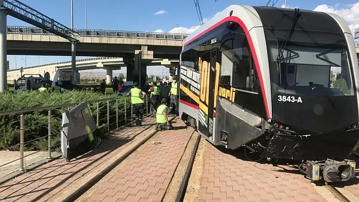 Ticari araçla çarpışan tramvay raydan çıktı: 2 yaralı
