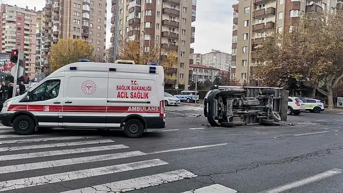 Ticari taksinin kamyonetle çarpıştığı kaza kamerada