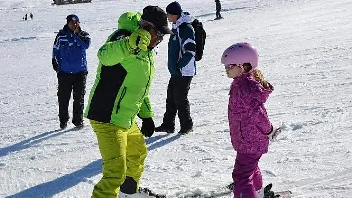 Tipiden sonra Erciyes'teki pistler kayakseverlerle doldu