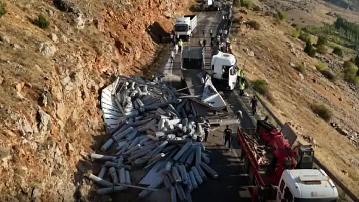 TIR devrildi, Maraş yolu trafiğe kapandı!