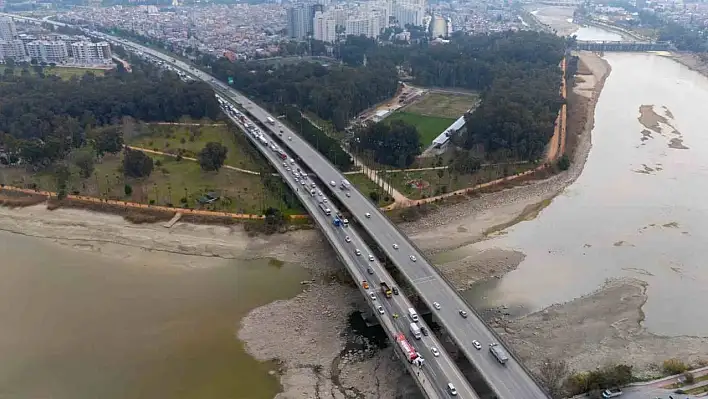 Tır devrildi, trafik kilitlendi