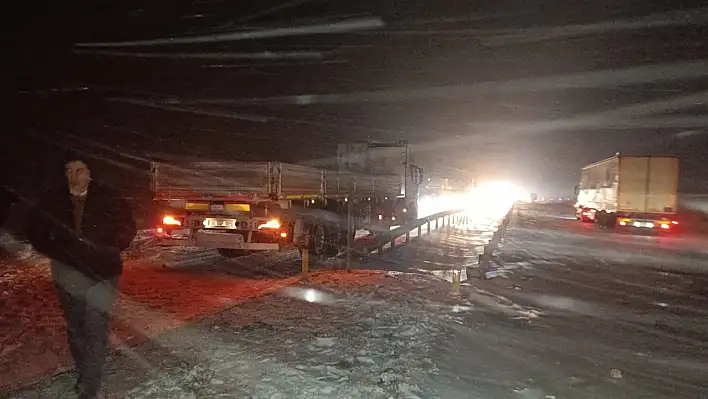 TIR devrildi, Sivas-Kayseri istikameti trafiğe kapandı