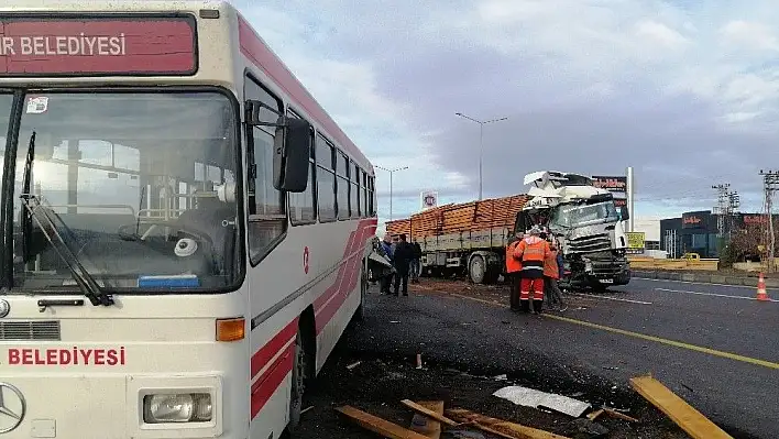 Tır durakta yolcu alan halk otobüsüne çarptı: 11 yaralı