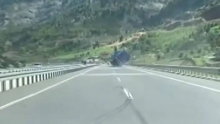 Direksiyon hakimiyetini kaybeden tır devrildi
