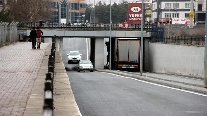 TIR köprüye sıkıştı