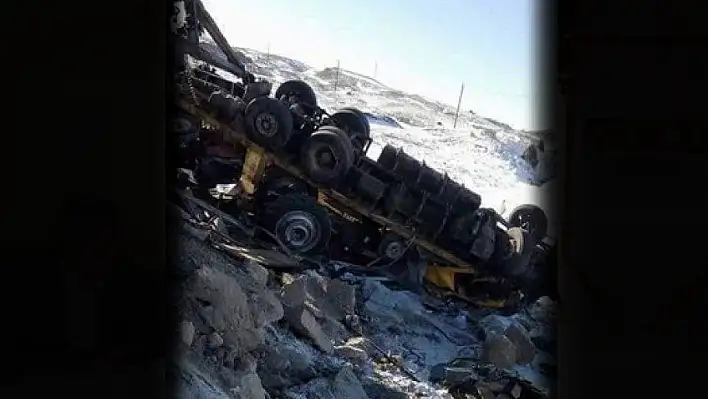 TIR şarampole devrildi: 1 ölü