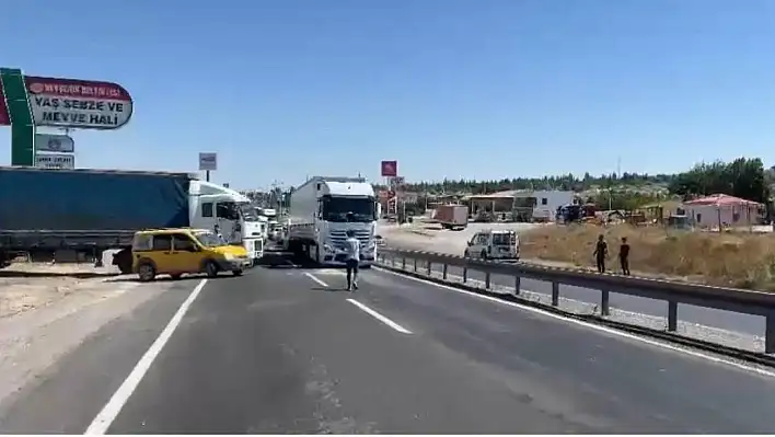 Tır yolu kapattı kazaya neden oldu