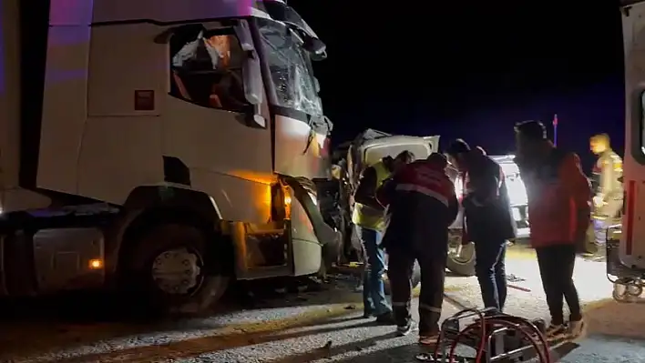 Tır ve pikap çarpıştı: 1 ölü