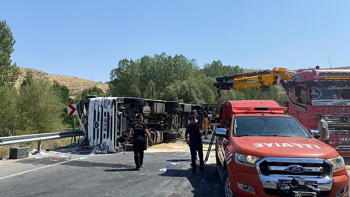 Tır yan yattı: 1 kişi...
