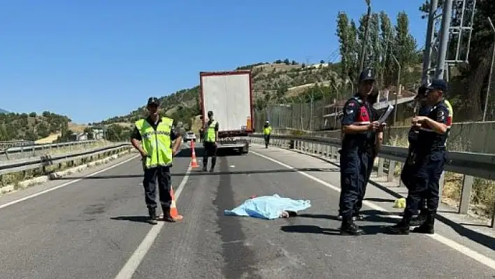 TIR yayalara çarptı: 1 ölü, 1 yararlı