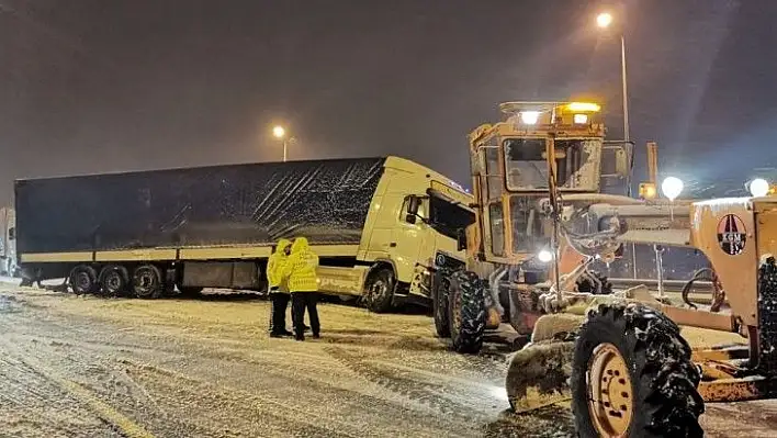 Tır, otobüsü ve otomobil kaza yaptı