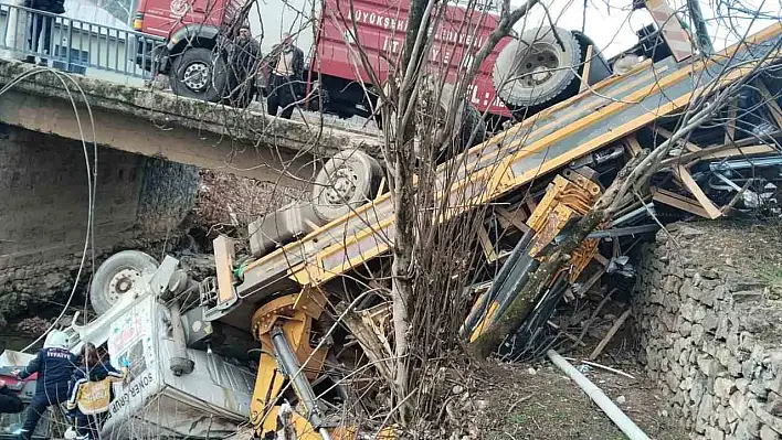 Tır ırmağa düştü