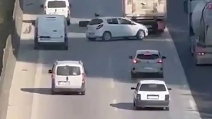 Tırın kopan lastik kaplaması, zincirleme kazaya sebep oldu