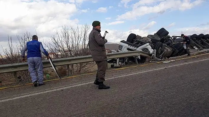 Tır yan yattı sürücü hayatını kaybetti