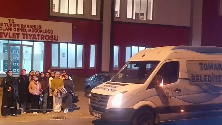 Tomarza Belediyesi öğrencileri tiyatroya götürdü