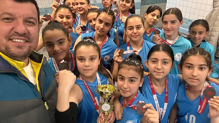 Tomarza Belediyespor Kız Voleybol Takımı'ndan önemli başarı