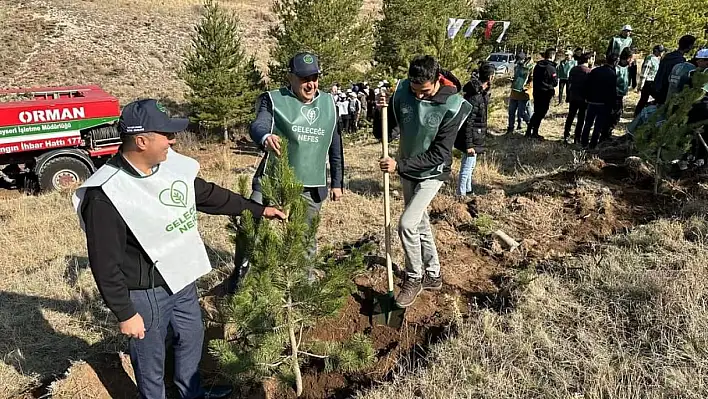 Tomarza'da bin 500 fidan toprakla buluştu