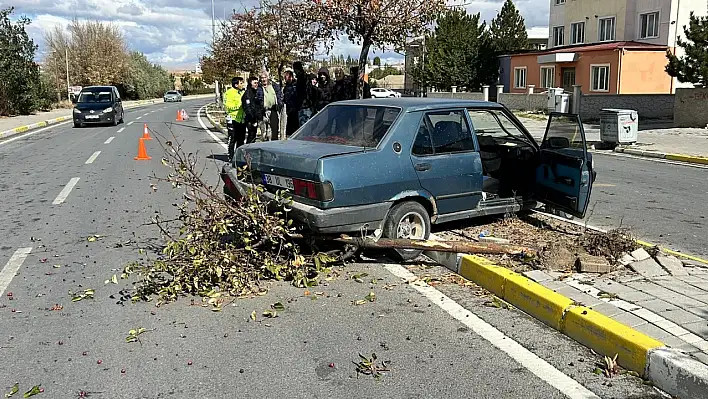 Tomarza'da otomobil ile tır çarpıştı