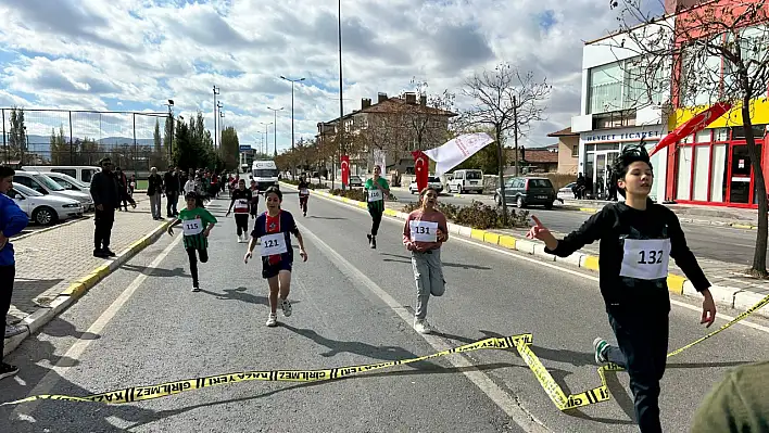 Tomarza gençliği, Atatürk'ü koşarak andı