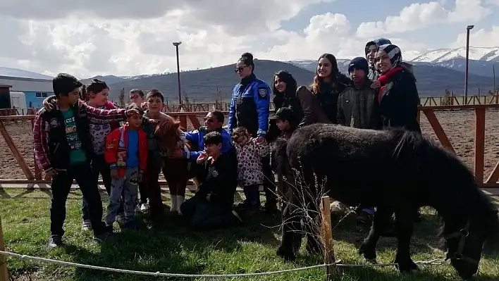 Toplum destekli polisler otizmli çocuklara at çiftliğini gezdirdi