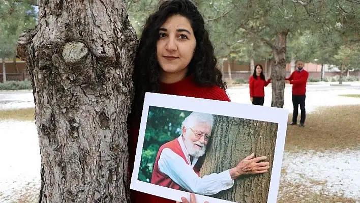 'Toprak Dede'nin anısına 100 ağacı toprakla buluşturdu
