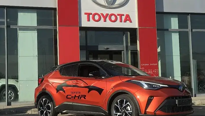 Totoya CH-R'nin makyajlı kasası Toyota Aksoy Plaza'da