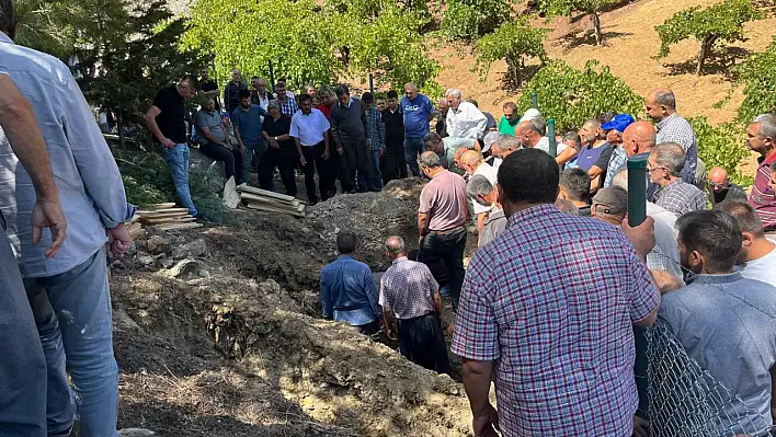 Trafik kazası bir aileyi yok etti!
