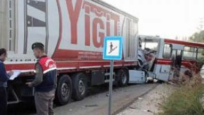 TRAFİK KAZASI: 2 ÖLÜ, 12 YARALI