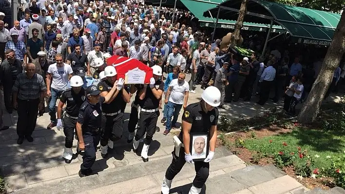 Trafik kazasında hayatını kaybeden polis memuru son yolculuğuna uğurlandı