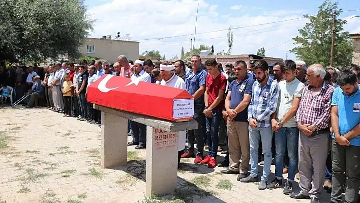 Trafik kazasında hayatını kaybeden uzman onbaşı son yolculuğuna uğurlandı