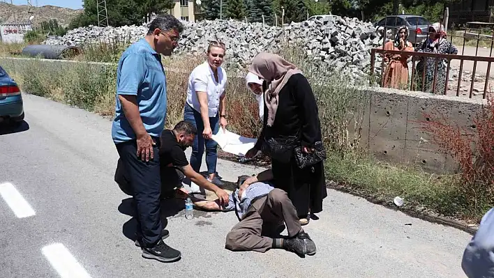 Trafik kazasında yaralanan vatandaşı sıcaktan korumak için başında beklediler