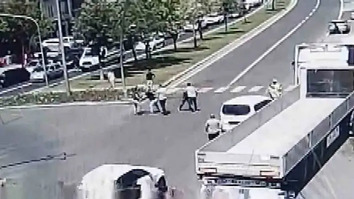 Trafikte yol verme kavgası karakolluk oldu!