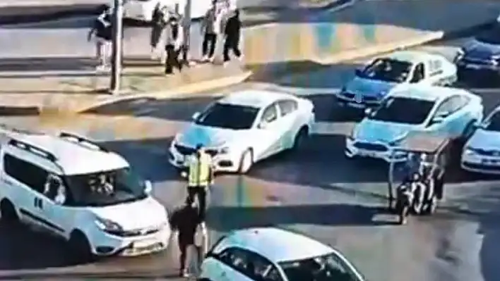 Dur ihtarına uymayan şahıs polise sopayla saldırdı