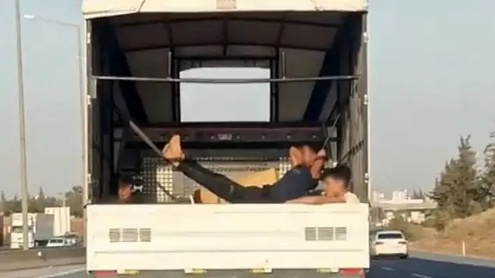 Trafikte tehlikeli anlar! Biri iple bağladı, diğeri kamyonete hamak kurdu
