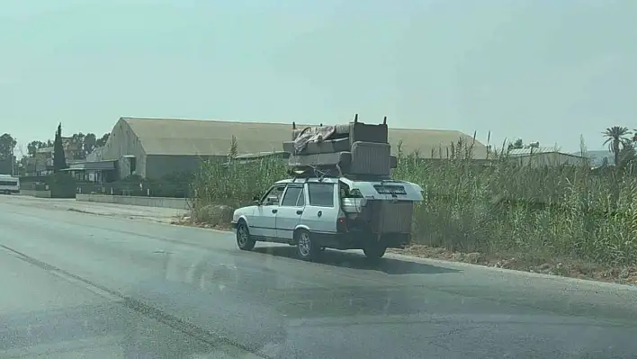 Koltuk taşıyan sürücü trafiği tehlikeye attı
