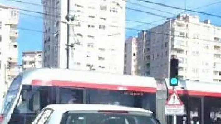  TRAFİKTE TRAMVAY  TEPKİSİ BÜYÜYOR