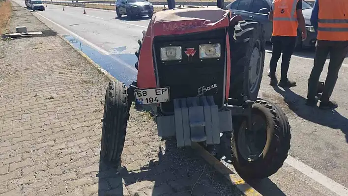 Traktör ile otomobil çarpıştı