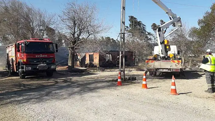 Traktörün şasesinden çıkan  yangın evi kül etti