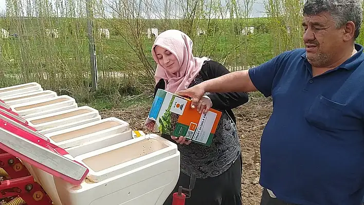 25 yıldır traktörle tarlada destan yazıyor!