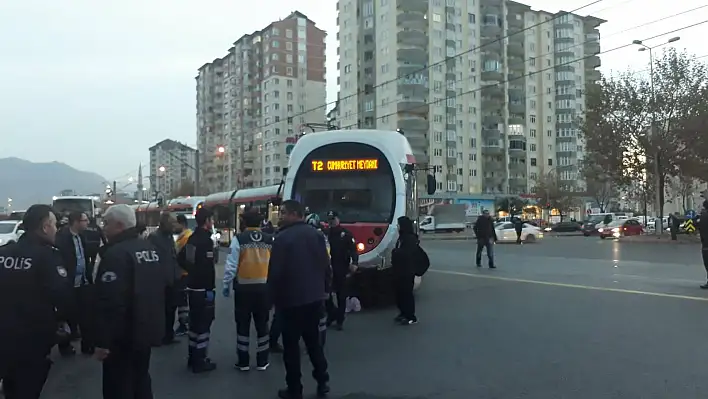 Tramvayla öğrenci servisi çarpıştı