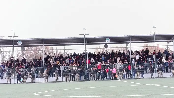 Tribünler yetmedi, taraftar kamyon ve traktöre çıktı!