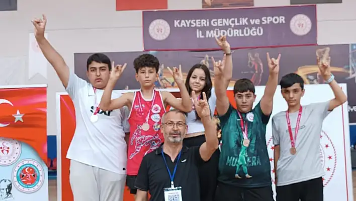 Tüm sporcular Bozkurt işareti yaptı