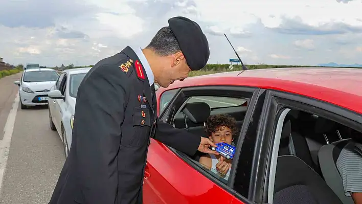 Tümgeneral çocuklara hediye verdi