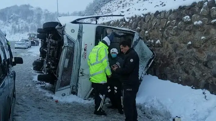 Turistleri taşıyan midibüs devrildi: 25 yaralı