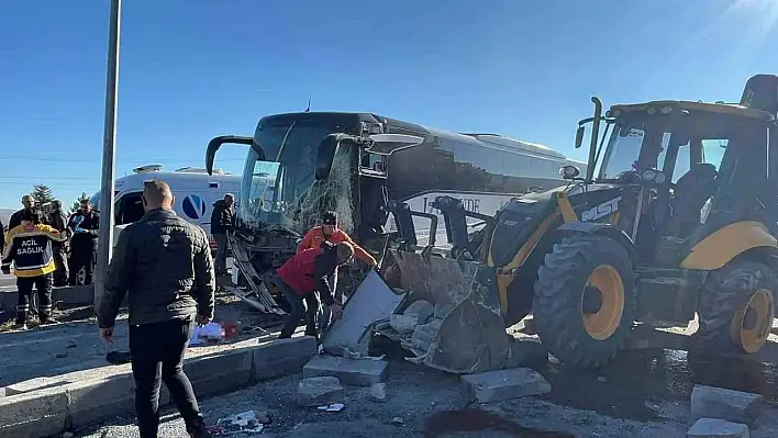 Turistleri taşıyan otobüs ile iş makinesi çarpıştı: Yaralılar var