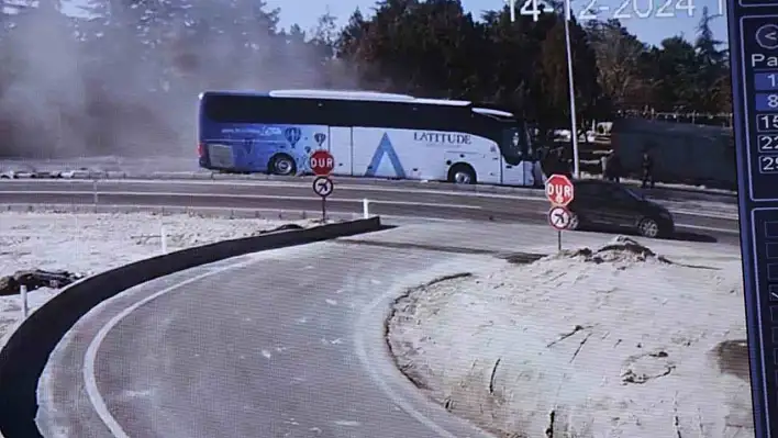 Turistleri taşıyan otobüs, iş makinesine böyle çarptı