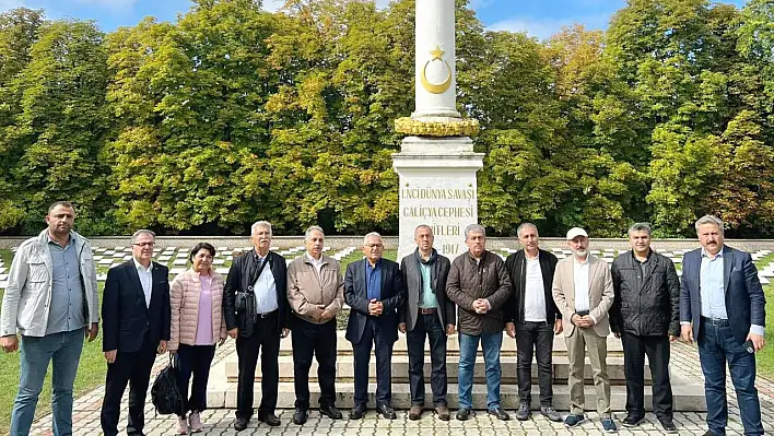 Türk Şehitliği'ni ziyaret ettiler