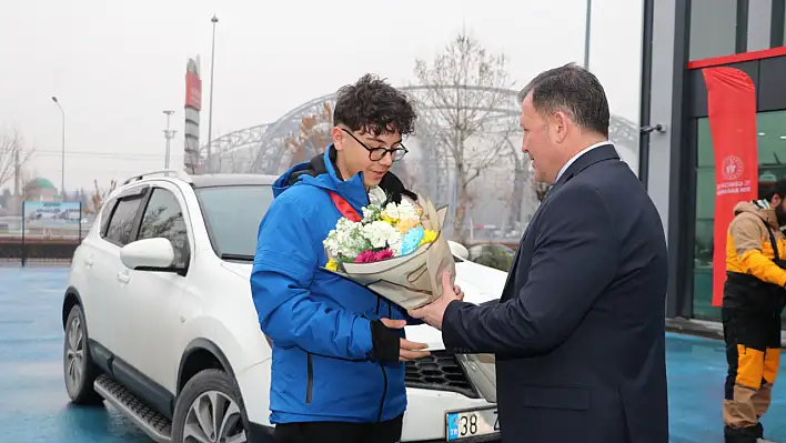 Türkiye'de bir ilki başaran şampiyon Kayseri'de çiçeklerle karşılandı