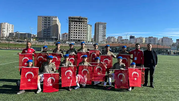 Genç futbolculardan şaşırtan hamle! Bakın sahaya nasıl çıktılar?