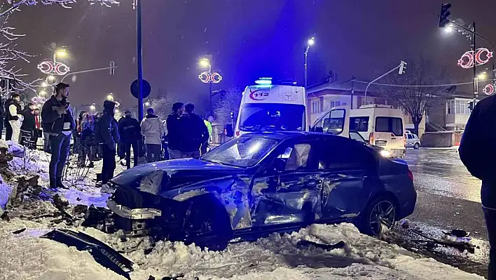 Zincirleme kazada 3 araç hurdaya döndü